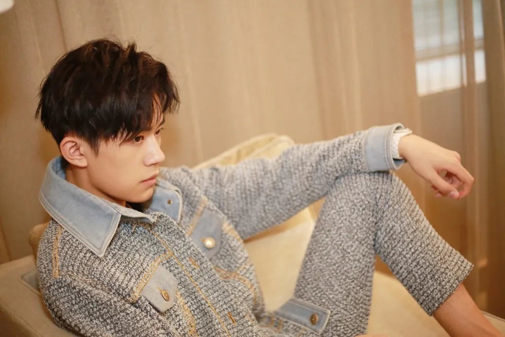 易烊千玺格莱美路透照帅出新高度可是在外媒的镜头下竟是这样的