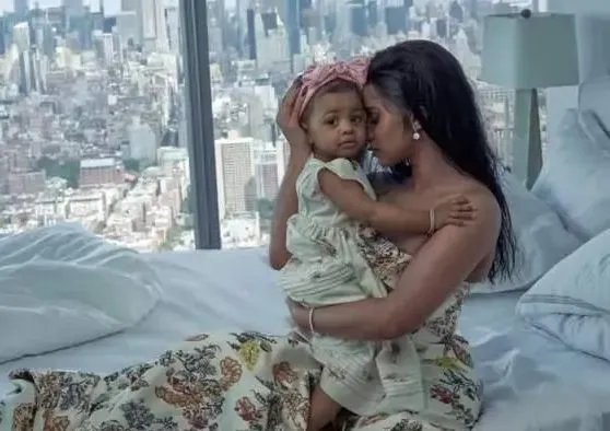 美国说唱女歌手麻辣鸡官宣怀二胎,网友给其送上了怎样的祝福?