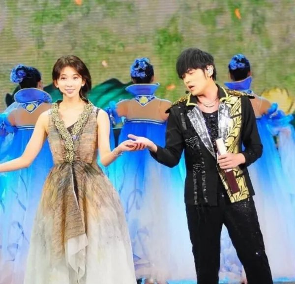 春节联欢晚会为什么要假唱