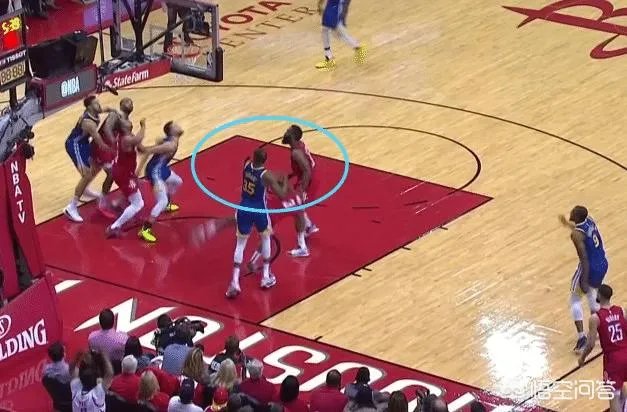 输急眼了！杜兰特肘击保罗，又故意跨人，你如何评价KD这两个动作？你怎么看？