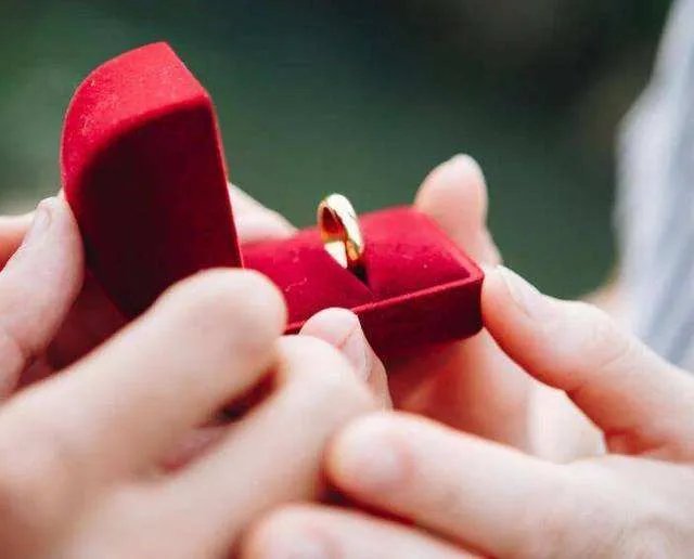 给女朋友送礼物送什么好 送女朋友礼物有哪些注意事项