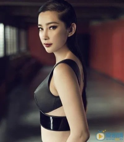 李冰冰现身机场：一身穿搭眼前一亮,李冰冰资料简介及美照