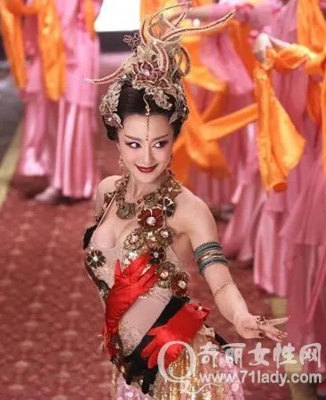 李依晓整容前后对比图 李依晓的胸围有多大