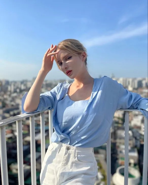 举手投足间风情万种！优雅妩媚的法国女主播Caroline