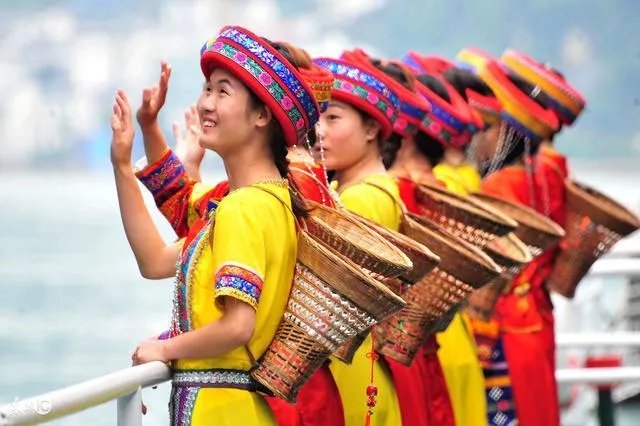 上联：移椅倚桐同望月，下联如何对？