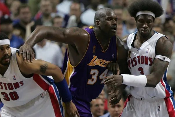 为何奥尼尔的力量3个人都拉不住，巴特尔单手就将他放翻在地？