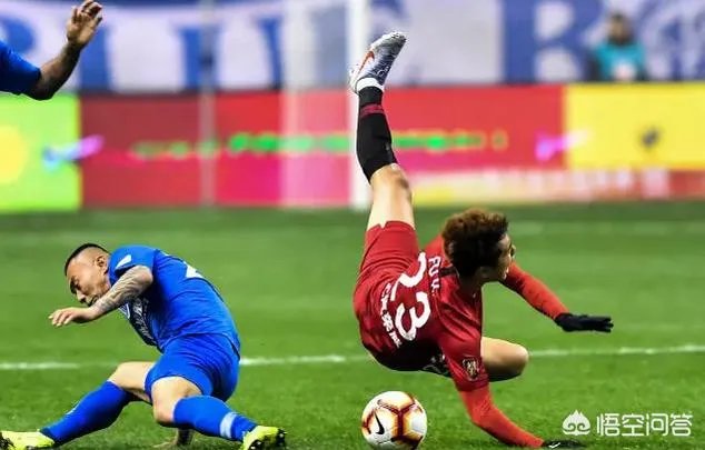上港对阵申花,裁判取消孙世林红牌,改判柏佳骏红牌,球迷直言两人都该罚下,你怎么看?