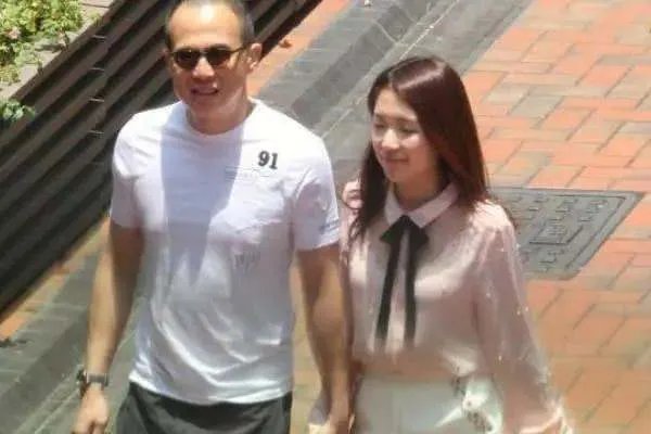 李泽楷新欢发文暗讽“个别人”不谈感情谈素质，你怎么看？