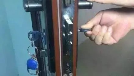 防盗门被反锁了怎么打开
