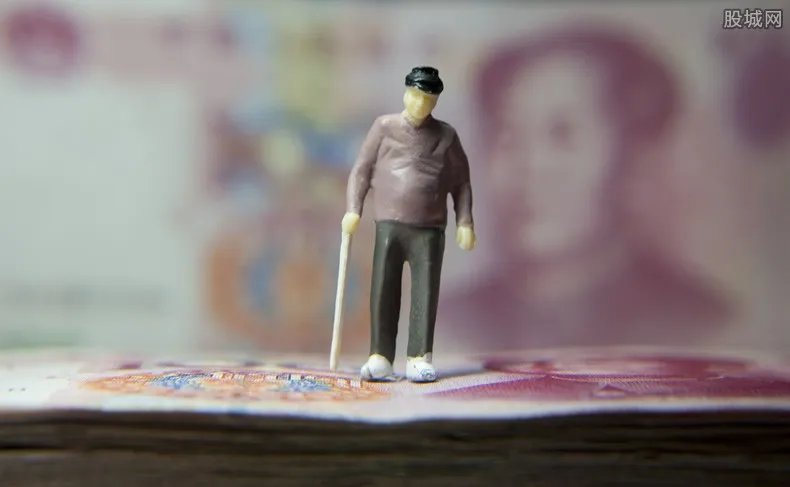 女子晒交易员丈夫收入：月入超8万 中金公司工资很高吗