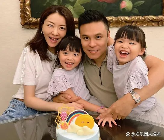 熊黛林晒照为老公庆生，两个女儿颜值不一样，龅牙是遗传了谁?