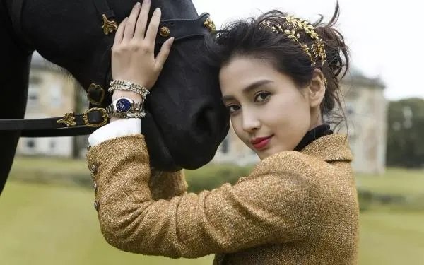 杨颖吸烟被拍,王源吸烟被拍,哪个更令人无法接受?