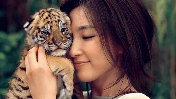 李冰冰和任泉的友情被广为流传，娱乐圈中还有哪些令人意想不到的异性好友？