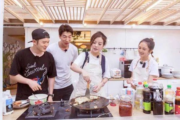 综艺《中餐厅》跟赵薇做老板相比，黄晓明做老板有哪些管理不善的地方？