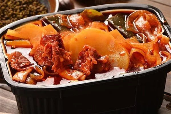 男子高速路上违停吃火锅，原因是啥为何让人火冒三丈？