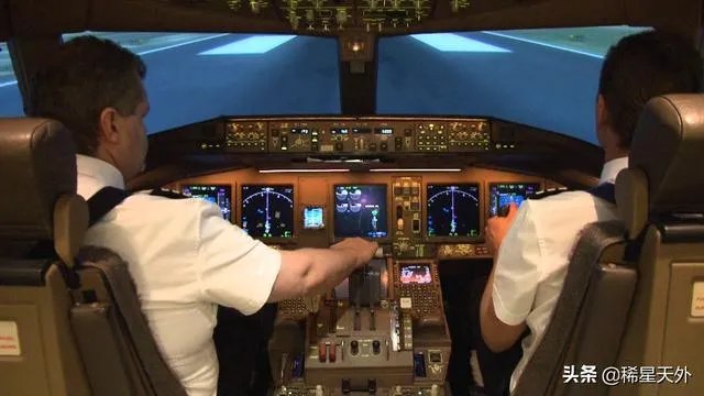 美联航波音777客机引擎爆炸，失去一个引擎后飞机为何能成功返航？