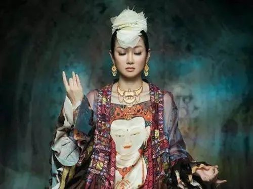 为了不假唱，把话筒倒着拿的炎亚纶，你知道哪些敬业的明星？