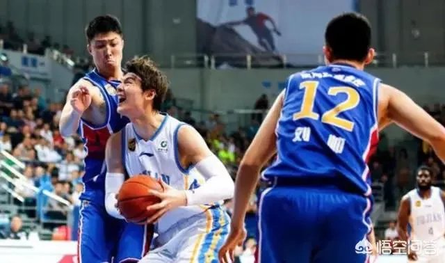 福建对阵天津时李荣培勾脚,胡珑贸摔倒,网友笑称李荣培遇到了演技大师,这是怎么回事?