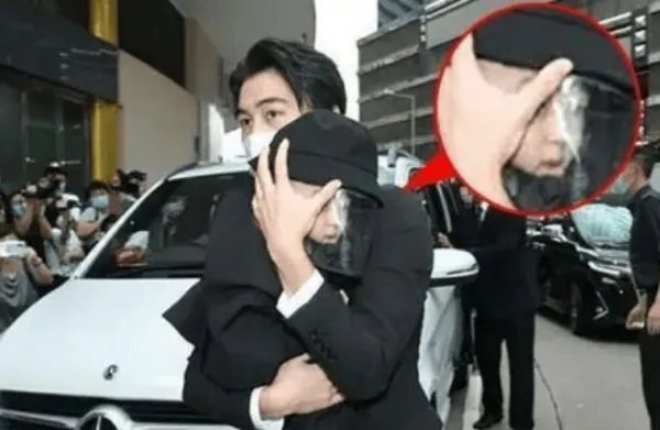 何猷君抱儿子逛街时被偶遇了，你觉得他们长得像吗？