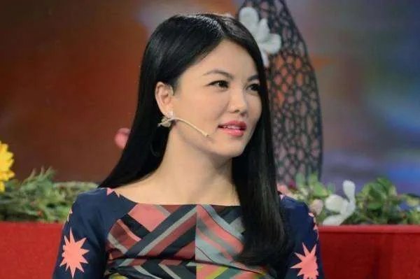 李湘胖到走路都要人扶，为什么其他女星都想瘦，李湘却放任发福？