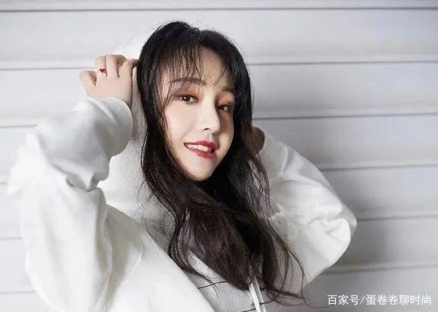 余文乐老婆晒孕照，距生产7周时肚子却仍平坦，女儿早产仅1斤重吗？