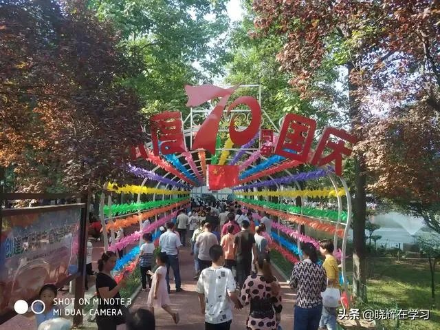 湖南56岁男子网红摇摆桥上跌落后死亡，景区：有游玩年龄提醒, 你怎么看？