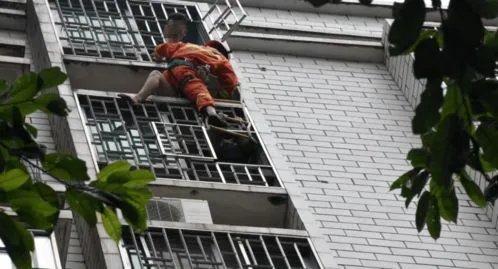 长春一女子因感情问题欲跳楼，消防员是如何将其救下的？