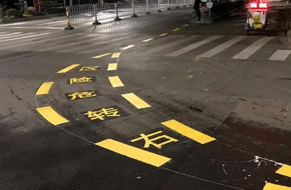 工程车真的能碾轧电瓶车？