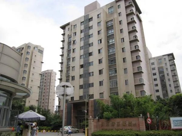 女童滞留电梯找家长时8楼坠亡,物业该不该负责?