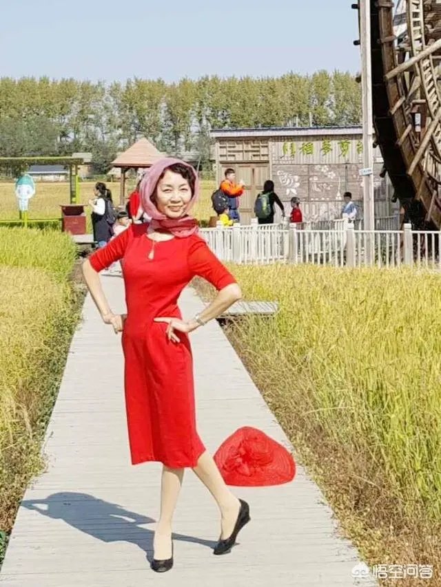 女人穿休闲衣服好看还是女人味十足的衣服好看？