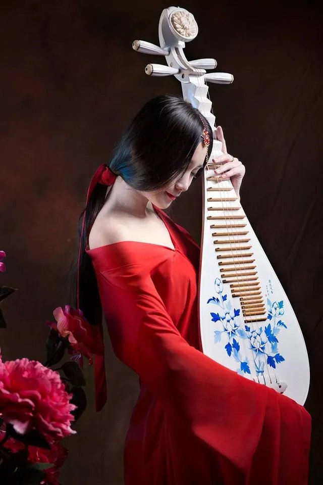 上联：移椅倚桐同望月，下联如何对？