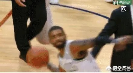 穆雷为了破纪录垃圾时间投篮刷分,欧文怒不可遏将球砸向观众席,你怎么看?