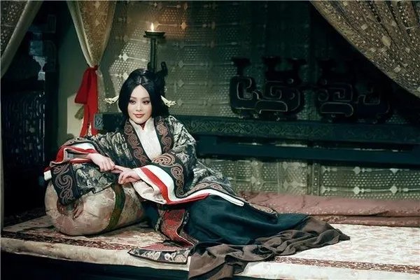 秦昭襄王想要杀掉戎狄王，为什么还要向芈八子请示很多次？