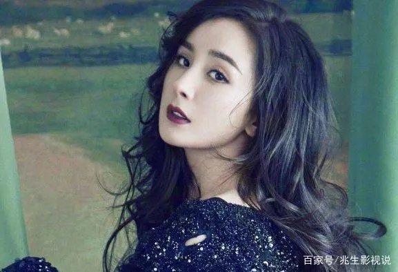 杨幂郭敬明被网友偶遇,高出男方一个头,你喜欢他们吗?