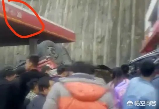 云南盐津发生交通事故，造成5人遇难8人受伤，几吨鱼从天而降是怎么回事？