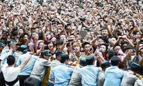 如何看待私生饭的存在?私生饭真的是偶像的粉丝吗?