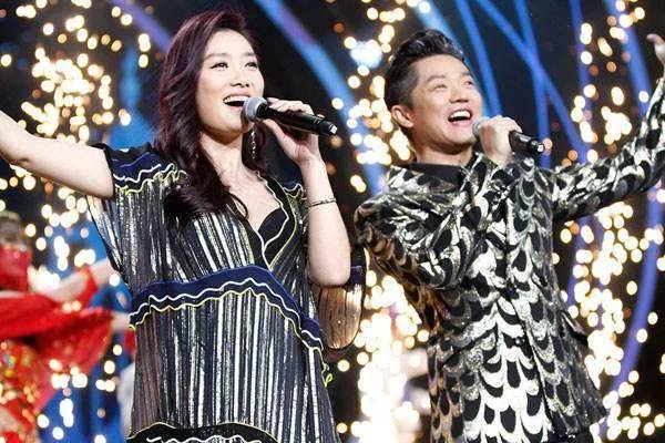 凤凰传奇的歌是广场舞的传奇，那在外国人的眼里如何呢？