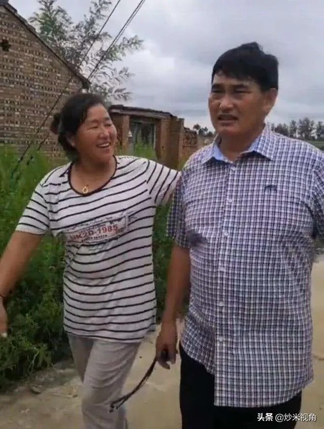 大衣哥朱之文这几年频繁被村里人骚扰，他为啥不搬到城里去住呢？