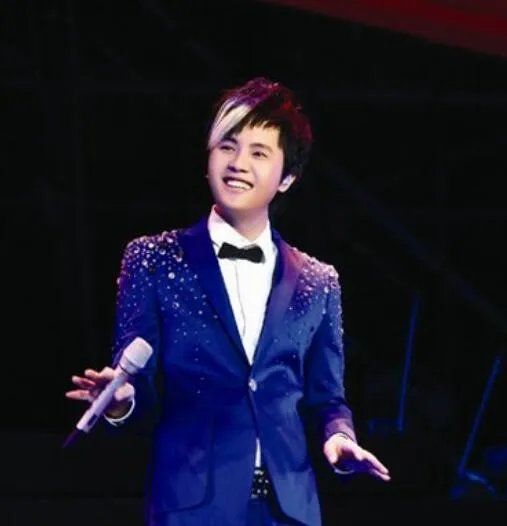 一个人哭歌词完整版 郑源的歌伤而不过火