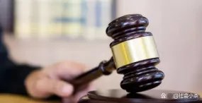 空姐飞机洗手间穿内衣自拍发朋友圈被开除，法院：航空公司没错，你赞同吗？