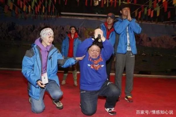 “50岁未婚，败光上亿家产”：韩红的背后，到底有怎样的心酸？