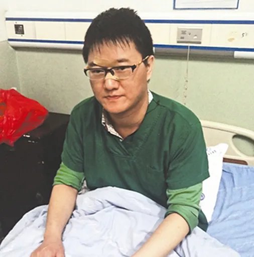 医生抢救8人后晕倒的原因是什么？