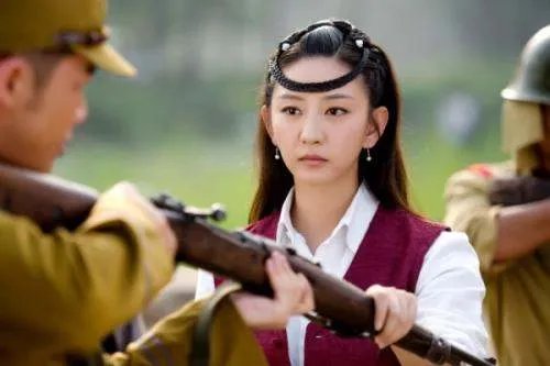 唐一菲和王晶签了三部电影,还都是性感路线,你怎么看?