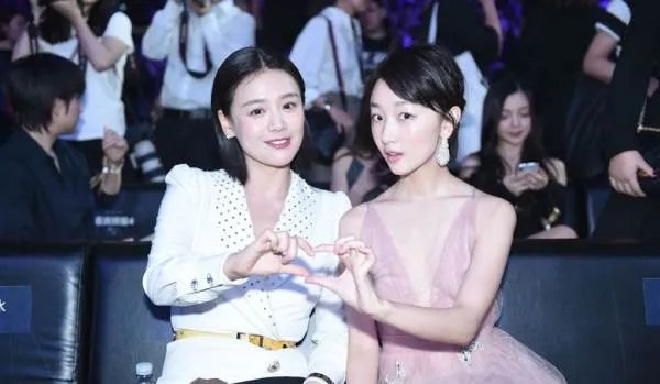 马思纯回应周冬雨不带她玩，这对姐妹花也变塑料了吗？