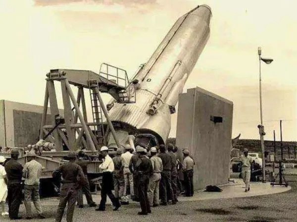 为什么美国不对古巴发动武装进攻，而只是对其进行经济封锁？