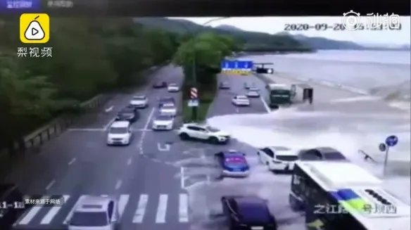 钱塘江潮太凶猛！钱塘江潮水冲上路面冲跑多辆汽车