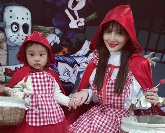 李小璐承认二胎女儿是真的么 穿平底参加活动讲授育儿经