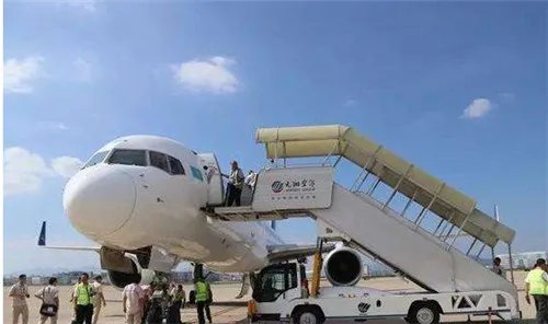 厦门盘旋飞机落地  发出信号“7700”是什么意思