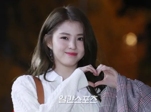 韩素希受伤后首次公开亮相，穿吊带裙比心，如何确保演员们的人身安全？