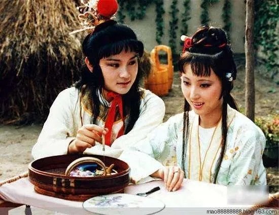 贾母是在前八十回还是在后四十回支持“金玉良缘”的呢?是怎样的?请认真读原著的朋友回答?